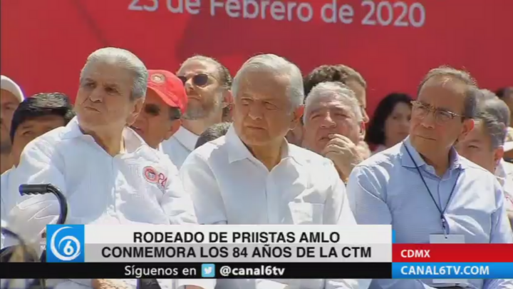 Rodeado de priistas, AMLO conmemora los 84 años de la CTM