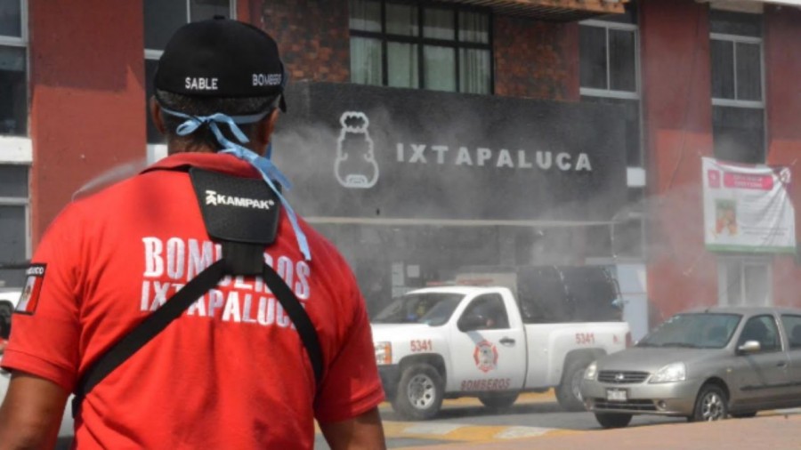 Bomberos de Ixtapaluca sanitizan las calles del municipio