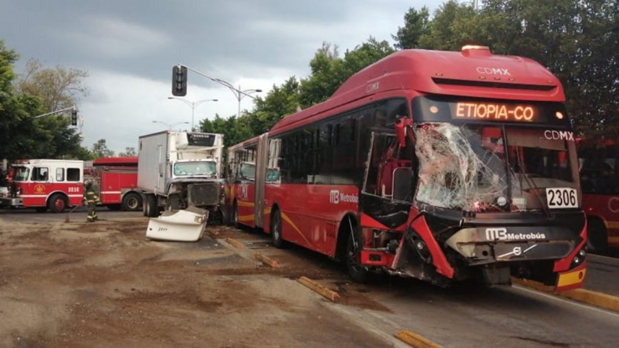 Choca Metrobús Con Camión De Carga Hay Tres Heridos La Visión De Nuestra Gente 7615