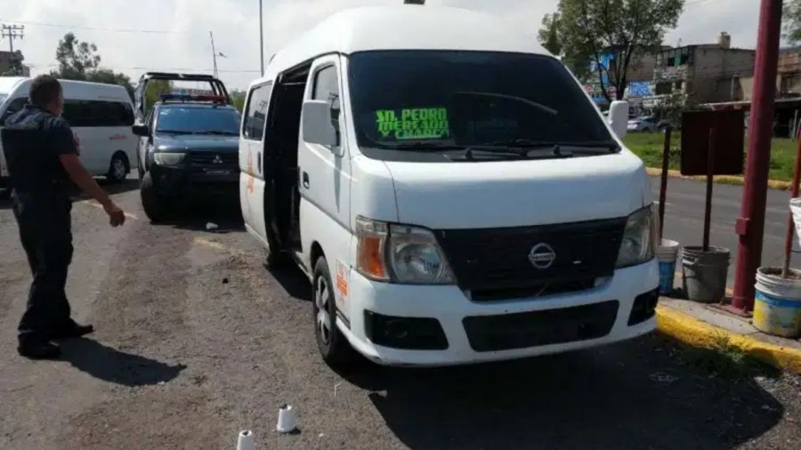 Le disparan a hombre cuando abordaba una combi en Atizapán