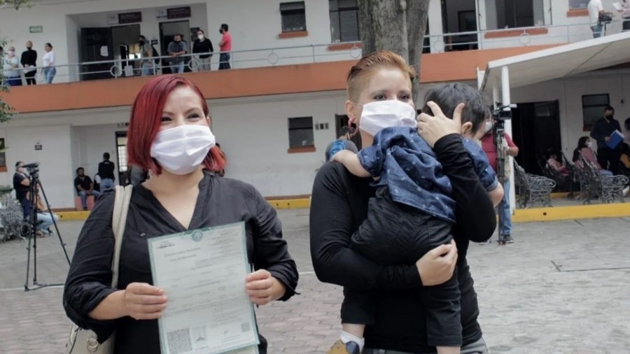 Registran al primer bebé de un matrimonio igualitario