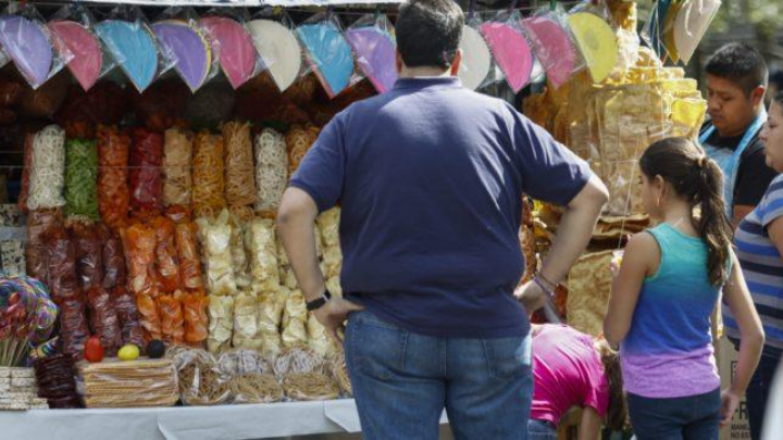 PLANTEAN PROHIBIR VENTA DE COMIDA CHATARRA A MENORES EN LA CDMX