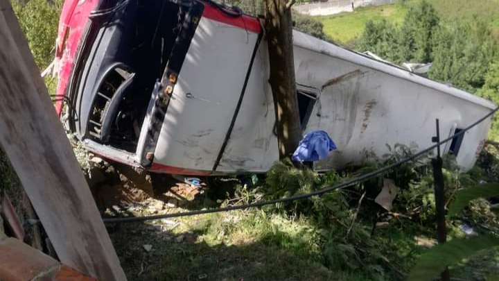 Volcadura de autobús en Edomex deja varios heridos