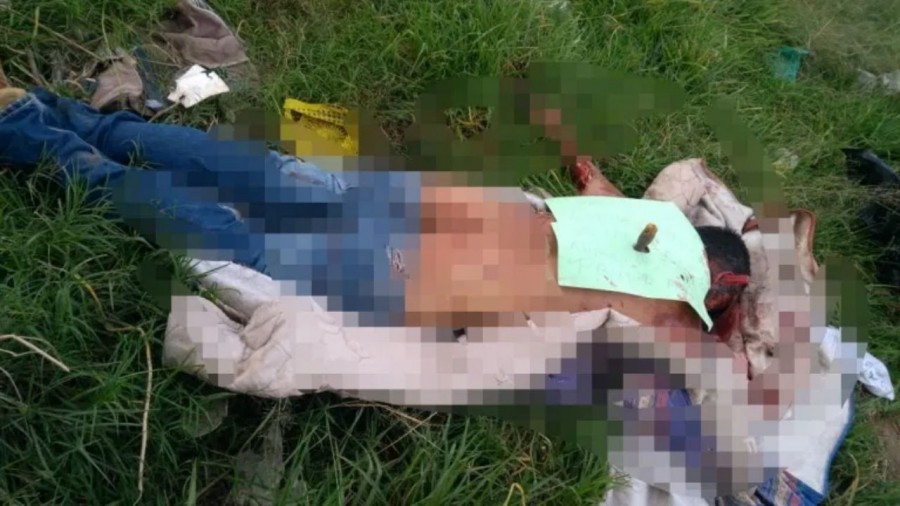 Con mensaje clavado en la espalda, encuentran cuerpo en Los Reyes La Paz