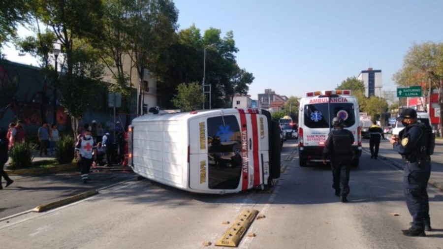 Vuelca ambulancia en alcaldía Cuauhtémoc; hay tres lesionados