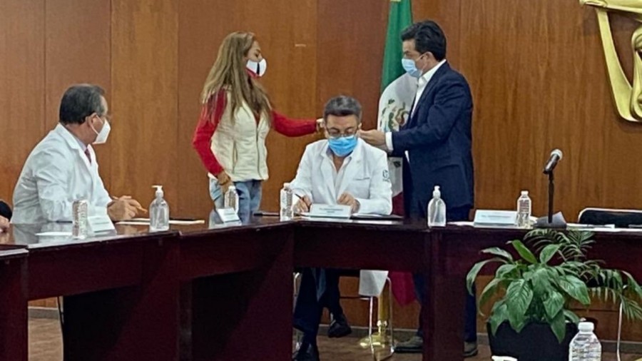 Papás de niños con cáncer logran acuerdo sobre medicamentos con Zoé Robledo