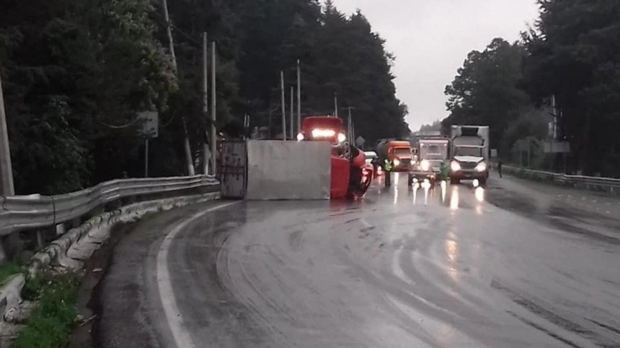 Pavimento mojado provoca tres accidentes en la México-Toluca