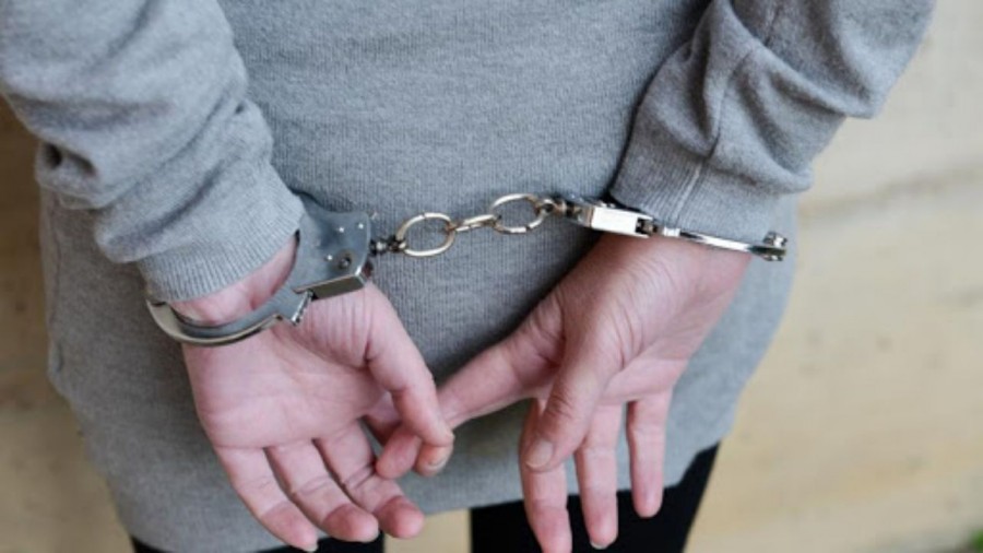 La detienen por sostener relaciones sexuales en la vía pública
