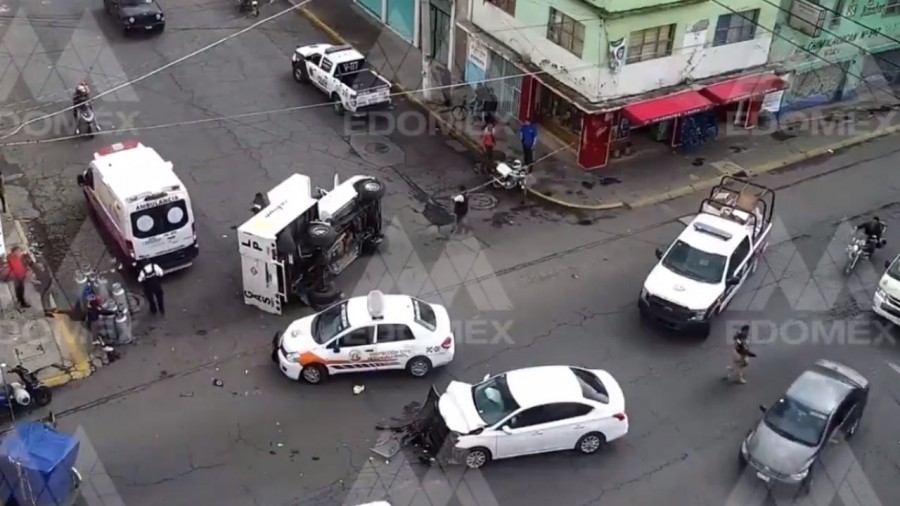 Vuelca camioneta con tanques de gas en Nezahualcóyotl