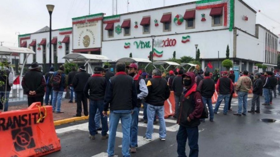 Sindicalizados protestan frente al palacio municipal de Ecatepec