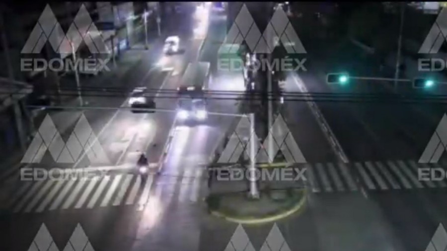 Por poco motociclista es arrollado por Mexibús en Ecatepec