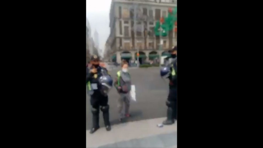 #LadyFrenadora se vuelve viral por agredir a manifestantes Anti-AMLO