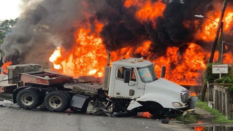 Cuatro muertos en la explosión de una pipa en Tabasco