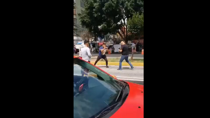 Conductores se agarran a golpes