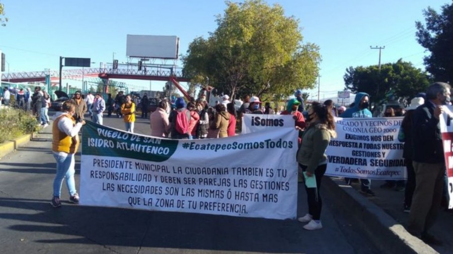 Vecinos bloquean vías de Ecatepec en exigencia de servicios