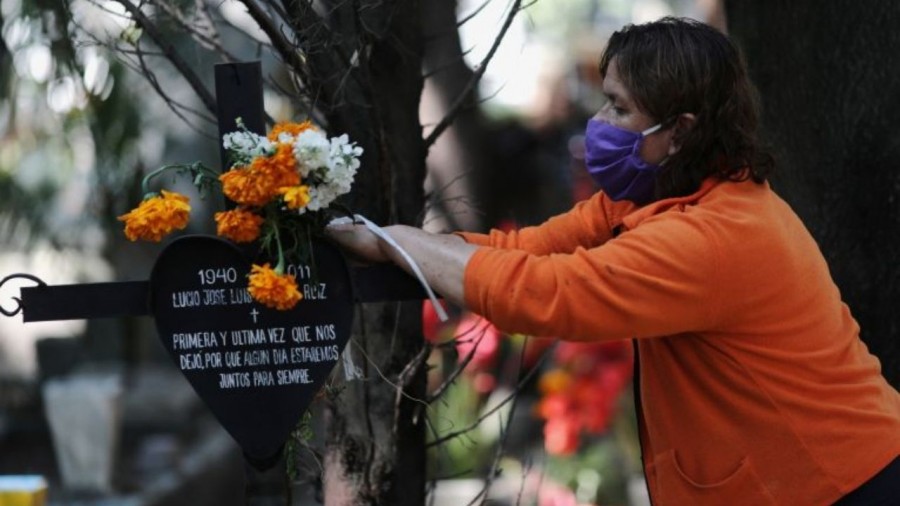 Implementan operativos policiacos en los cementerios de la CDMX