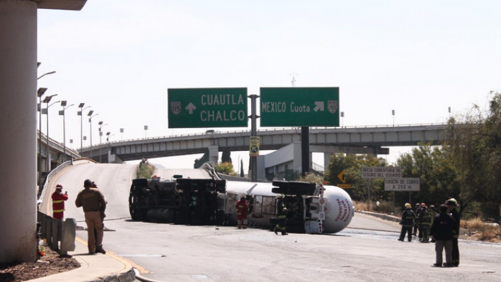Vuelca pipa con 37 mil litros de gas LP en la México-Cuautla