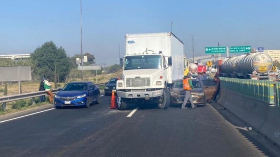 Aparatoso choque en el Circuito Exterior Mexiquense