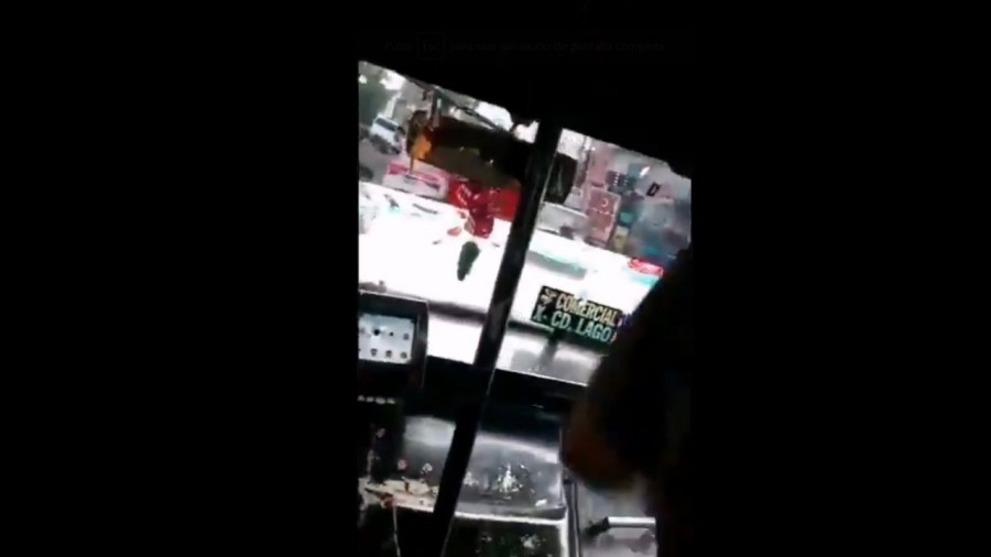 Pasajeros enfurecen y bajan de combi a chofer armado