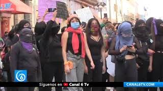 Feministas se plantan frente al Congreso de Puebla para exigir un alto a los feminicidios