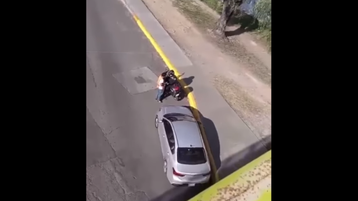 ¡Cínico! captan a policía extorsionando a conductor en Cuautitlán Izcalli