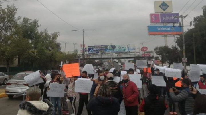 Comerciantes navideños bloquean Vía José López Portillo