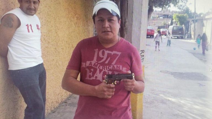 Regidor morenista de Atizapán es captado portando armas militares