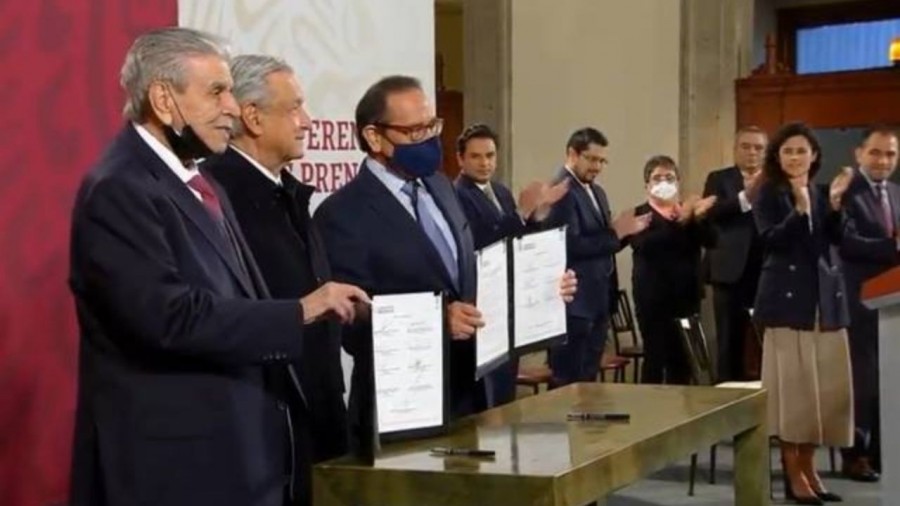 AMLO firma acuerdo con sector obrero para frenar outsourcing
