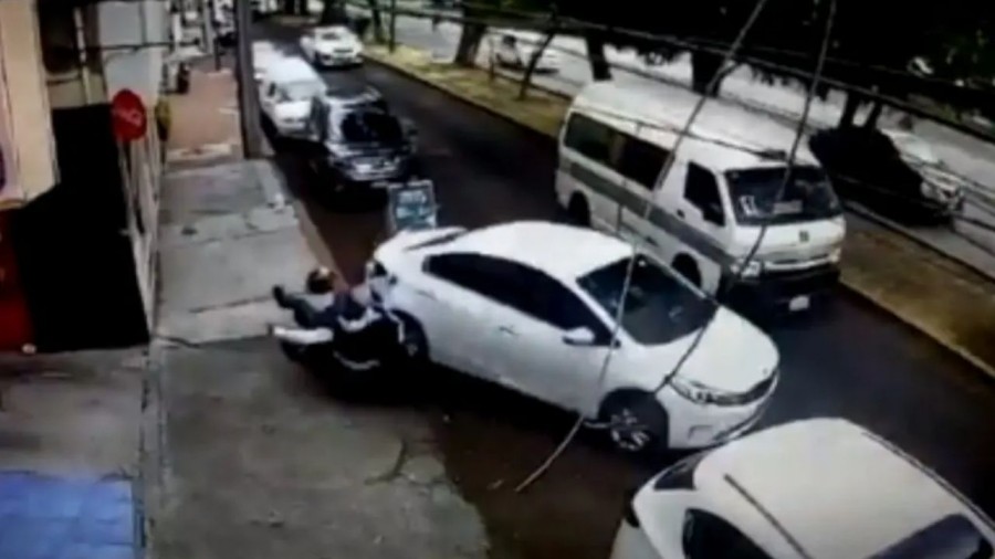 Automovilista arrolla a unos motociclistas que intentaron asaltarlo
