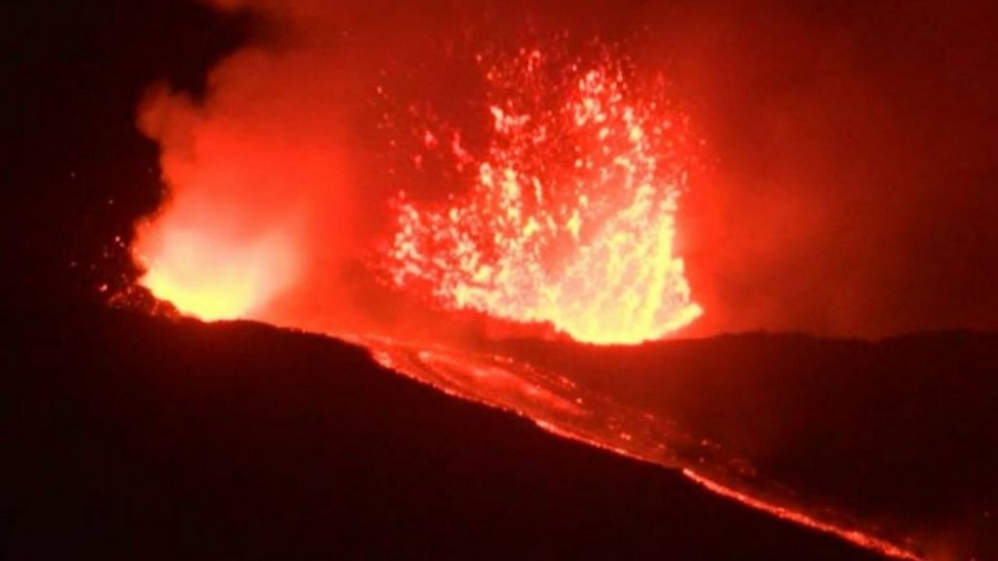 En Italia, el volcán Etna hace erupción