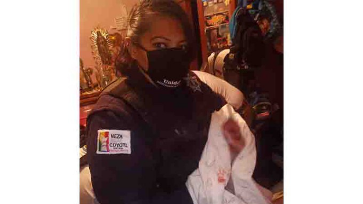 Policías de Nezahualcóyotl ayudan a mujer en labor de parto