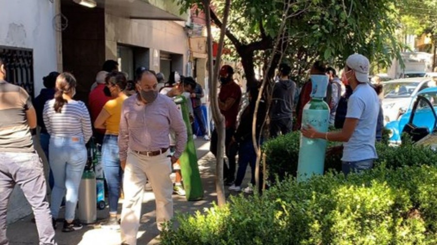 Registran largas filas para obtener tanques de oxígeno