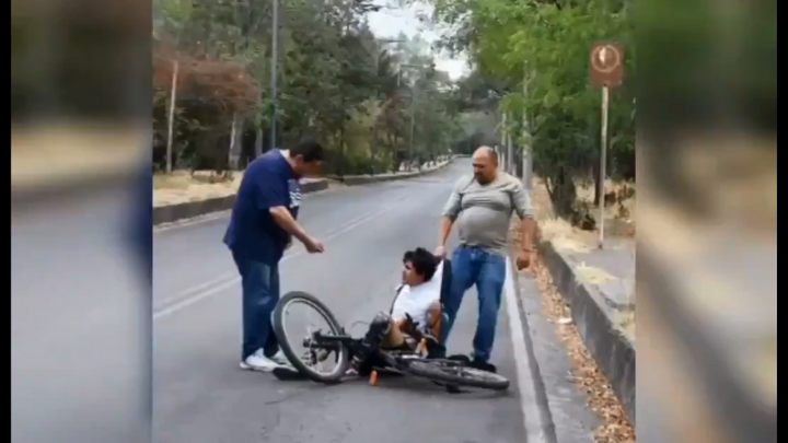 Empleado de SEMOVI es captado golpeando a ciclista en CDMX
