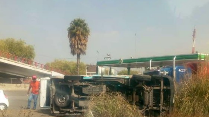 Registran volcadura de combi en la Texcoco-Lechería; hay seis lesionados