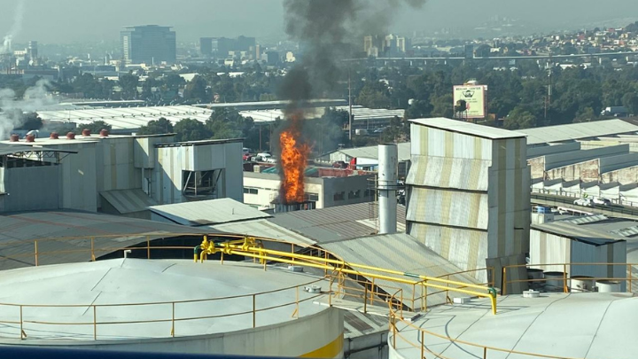 Se incendia fábrica de aceite en Tlalnepantla