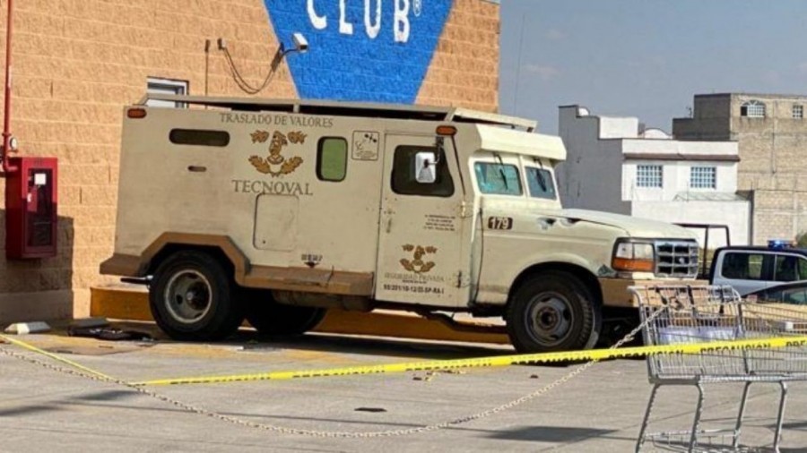 Atracan camioneta de valores en tienda departamental de Toluca