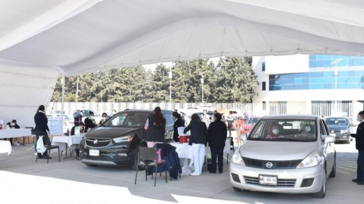Centro de convenciones en Toluca inicia vacunación desde autos