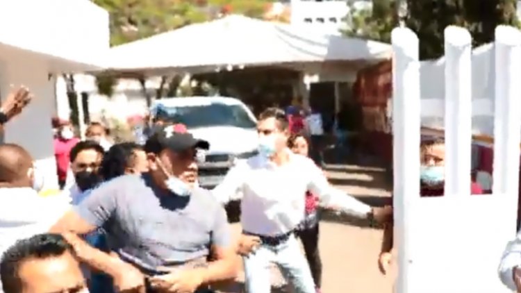 Encañonan a edil de Santa Lucía, Oaxaca durante protestas por vacunación