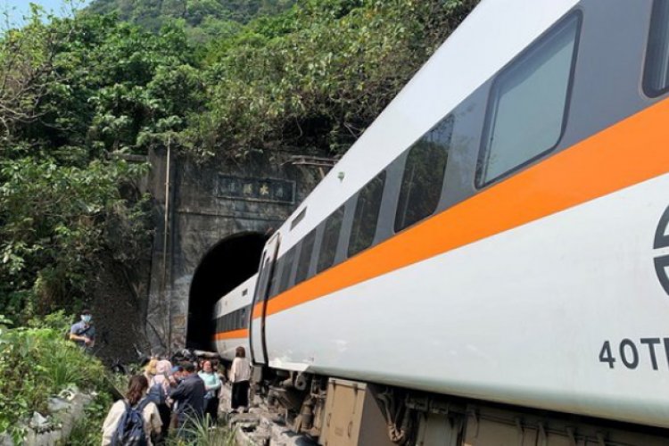 Se descarrila tren en Taiwán; hay 51 muertos y más de 100 heridos