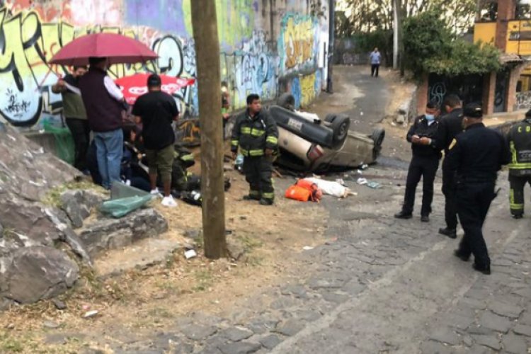 Familia sufre fuerte volcadura en la México-Cuernavaca; hay dos muertos