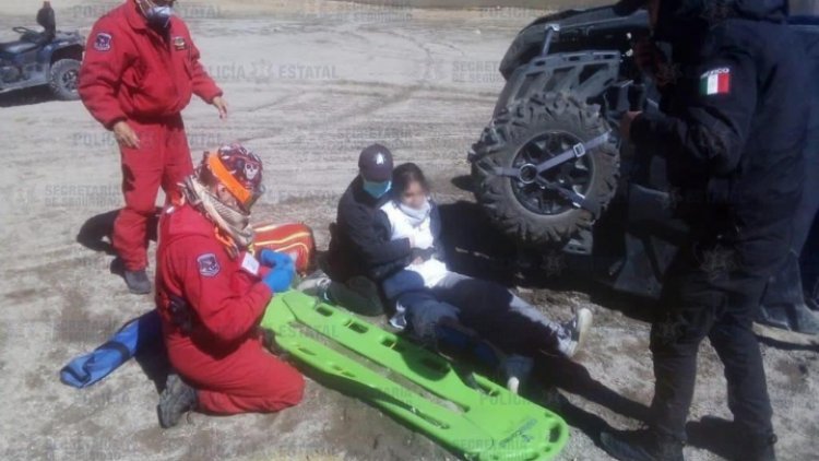 Vehículo se salta vereda autorizada y vuelca en el Nevado de Toluca