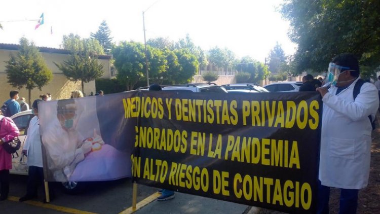 Médicos privados cierran calzada de Tlalpan; piden ser vacunados