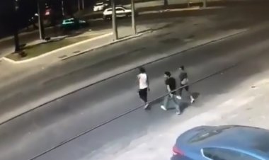 Video fuerte: conductor arrolla a sus asaltantes en Guadalajara