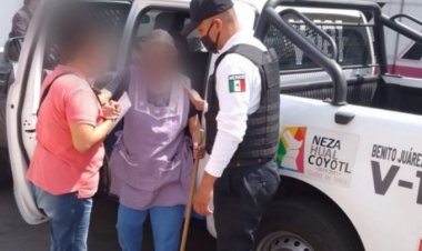 Policías trasladan a adultos mayores a sede de vacunación en Neza