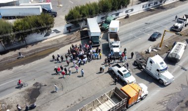 Transportistas cortan circulación en la Lechería-Texcoco