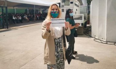 Beatriz Gutiérrez Müller recibe vacuna contra Covid-19