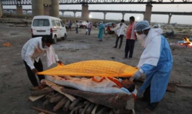Crisis en India: tiran cadáveres de víctimas de Covid-19 en río Ganges