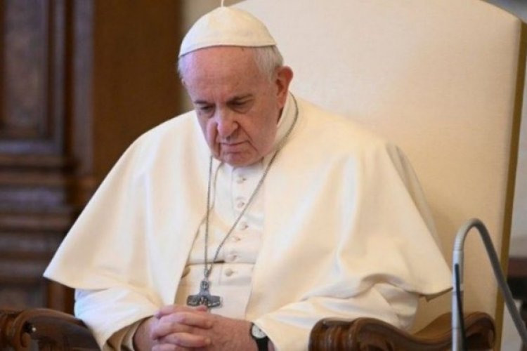 Crisis llega a Vaticano; Papa Francisco ordena recorte salarial