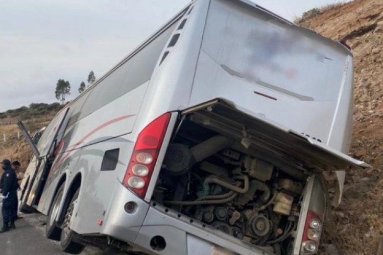 Terrible volcadura de autobús en Acambay deja al menos siete muertos