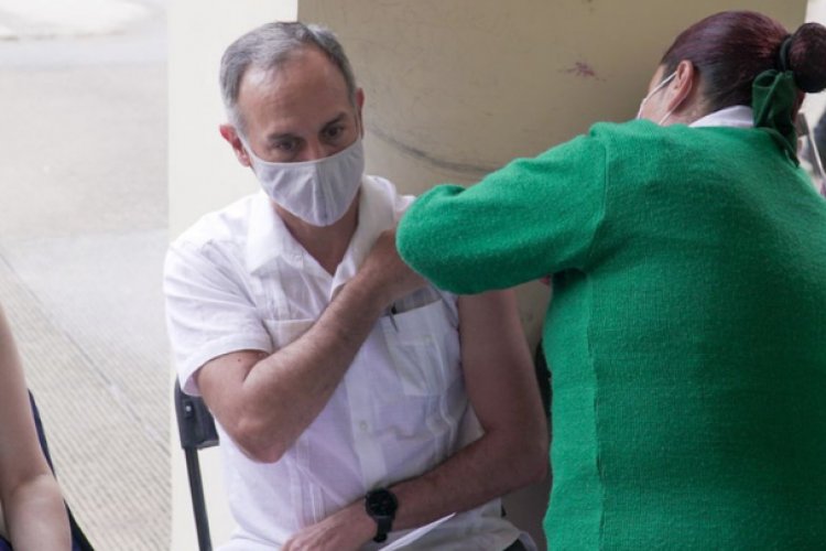 Vacunan contra Covid-19 a López-Gatell, subsecretario de salud